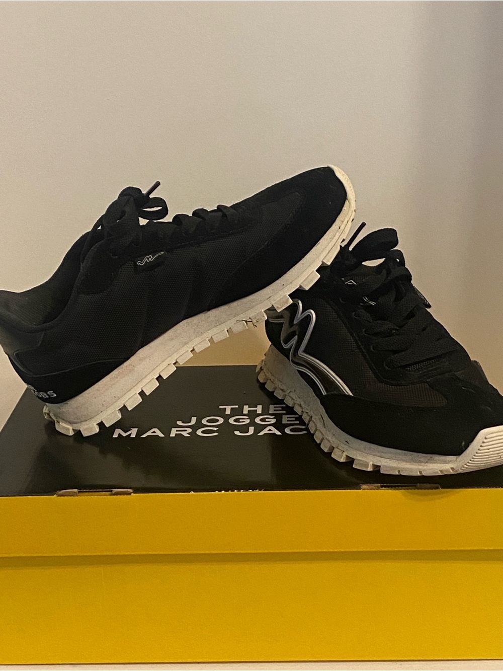 Marc Jacobs “The Jogger” Black Sneakers – Excellent Condition
Size 7(37)